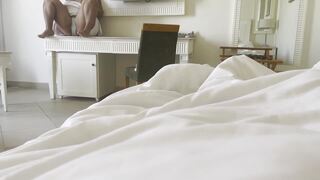 ALICEHOME-Stiefmutter teilt sich ein Bett mit ihrem Stiefsohn in einem Hotelzimmer